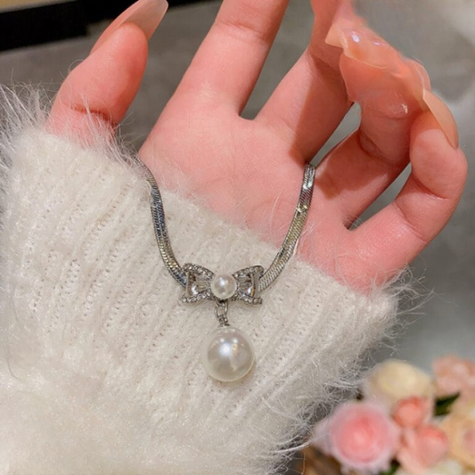 Elegant Korean Know Shape Pearl Pendent